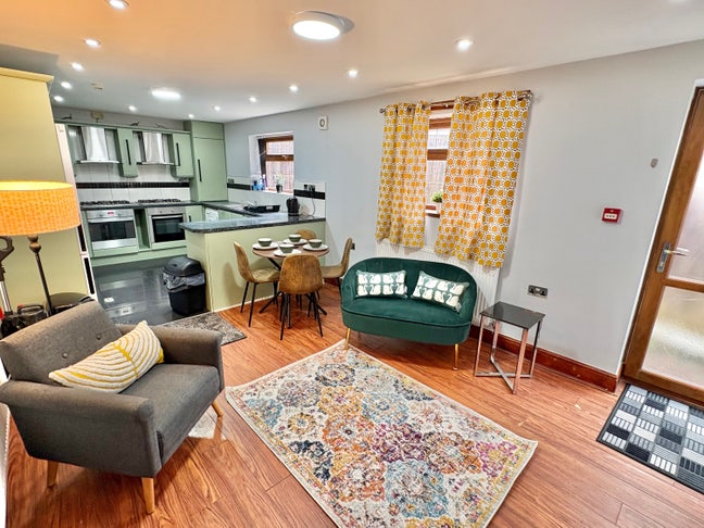 🏡 Spacious Rooms | 30 sec walk to UoB – Croydon Rd Main Photo