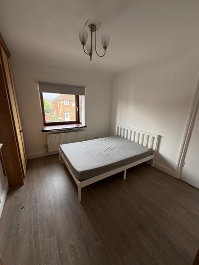 Spacious Double bedroom for a single Female occupa Main Photo