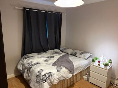A spacious double room in a clean home Main Photo