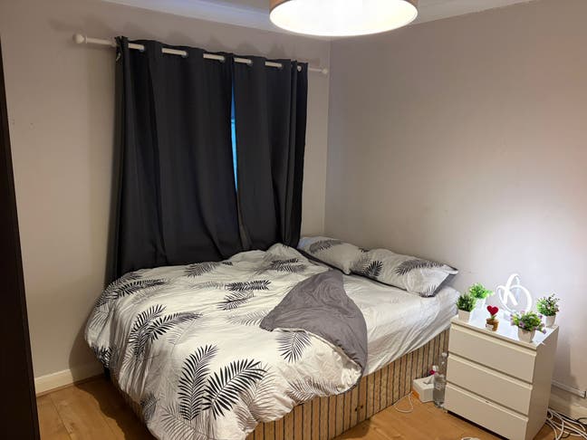 A spacious double room in a clean home Main Photo