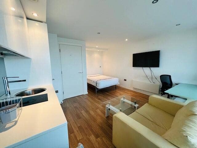 Lovely Studio Apartment Available in LS11 Main Photo
