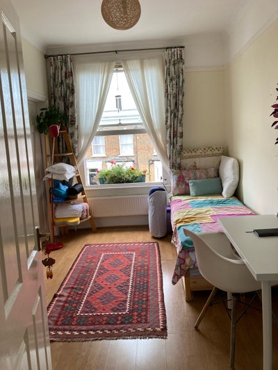 Cosy room in yoga household Main Photo