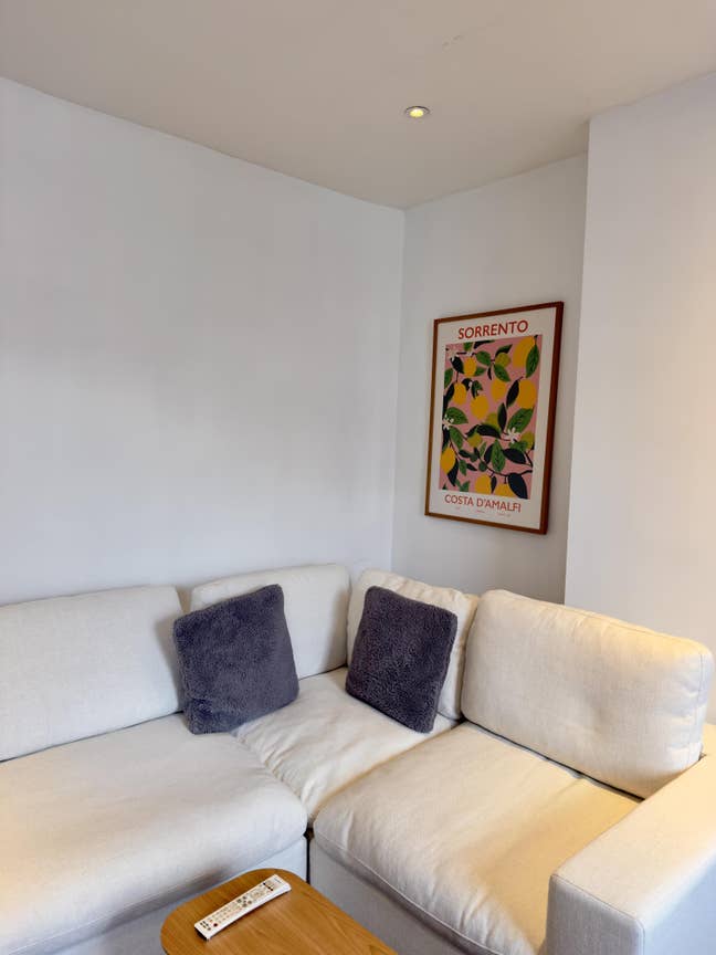 Bright Double Room in Modern Victorian Home Main Photo