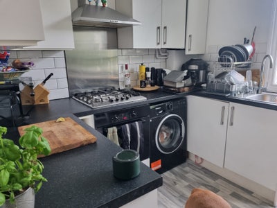 2 bed house with garden & parking Main Photo