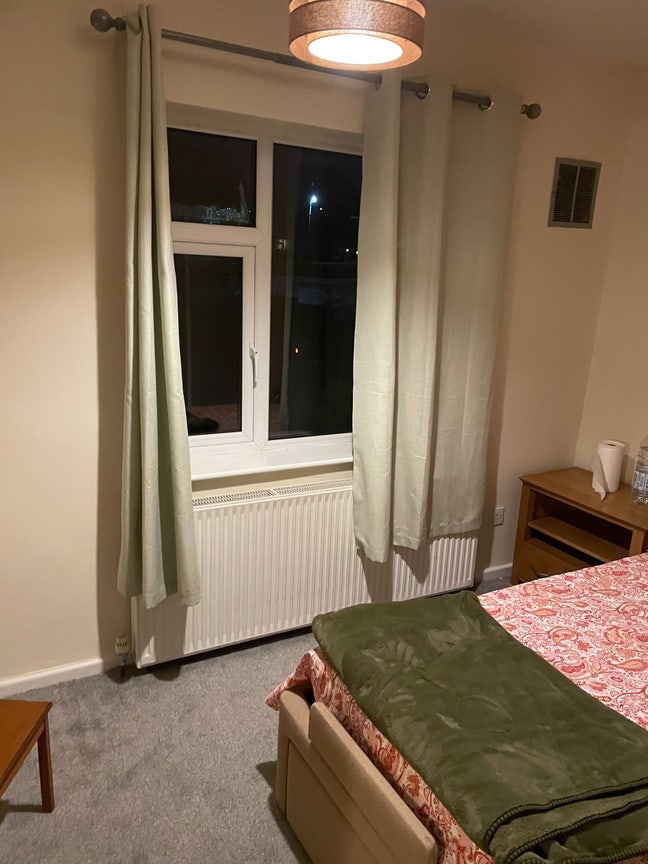 Professional House share-room available Main Photo