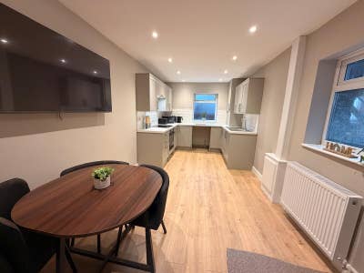 Modern Ensuite Room to Rent for Professionals Main Photo