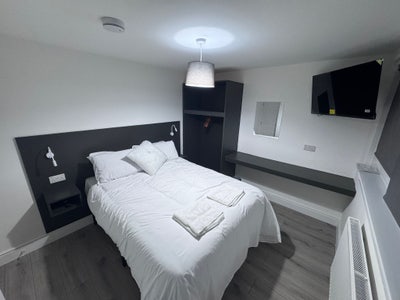 4-bedroom en-suite double rooms available in E16 Main Photo