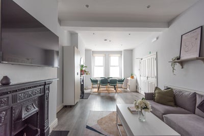 Bright Double Room in Friendly Shared House Main Photo