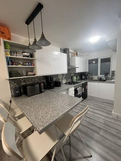 N7, 3 Spacious Rooms Available, Bills Included!! Main Photo