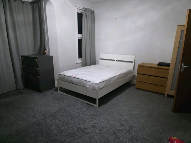 Extra Large Room Quiet Street No Fees Main Photo