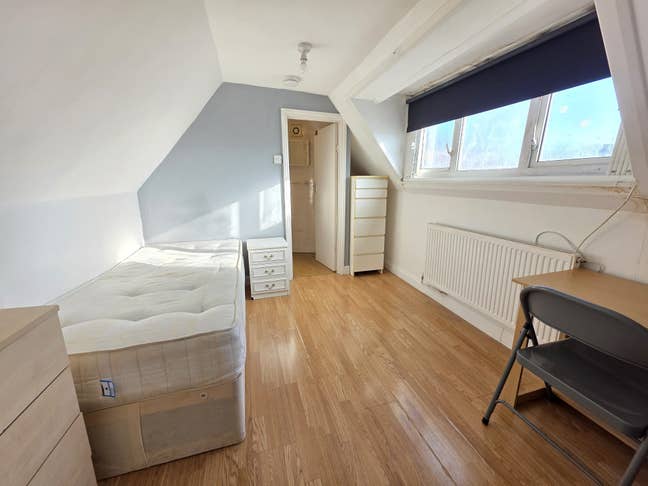 Large single Ensuite  1min to East Acton Station Main Photo