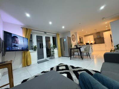 Stylish House Parking,Garden, All Bills INC  Main Photo