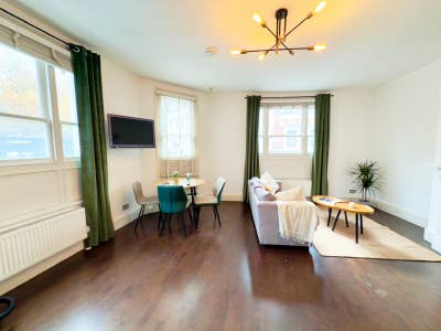 Modern 1 Bed Flat in Fulham wth Large Open Living Main Photo