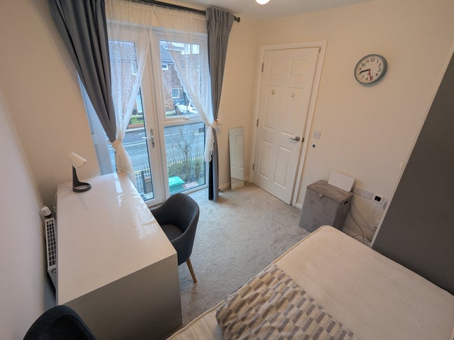 Friendly home near uni & train station Main Photo