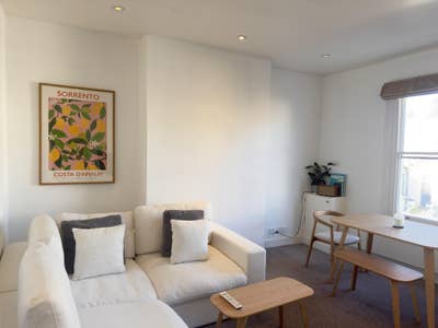 Bright Double Room in Modern Victorian Home Main Photo