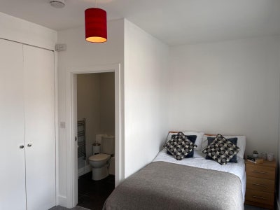 Double room with en suite  -  Available/RG30 Main Photo