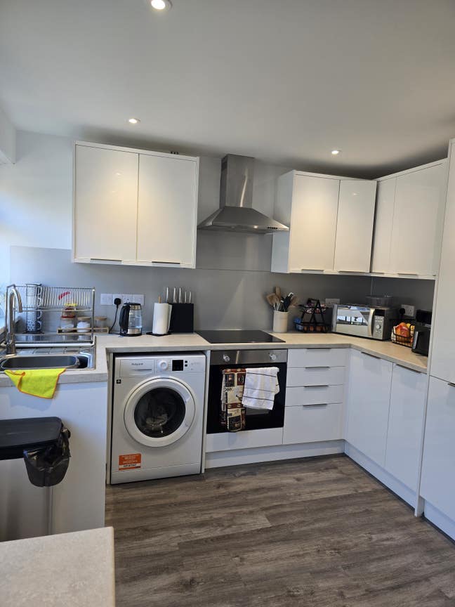 Double Bedroom in a 3 bedroom house  Main Photo