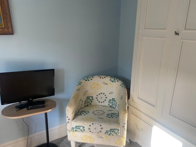 Room available in cottage 10 mins walk from train  Main Photo