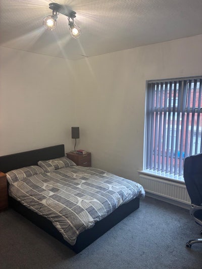 Spacious and Furnished Double Room  (M40)  Main Photo