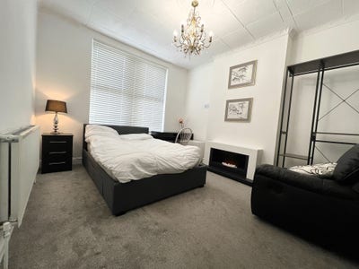 Fully furnished spacious double bedroom Main Photo