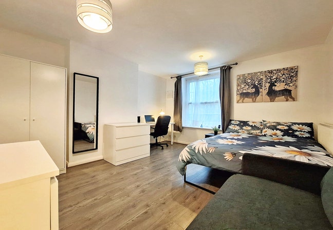 Newly Renovated next to Bethnal Green station Main Photo