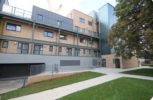 Double room available in 2 BHK flat - Cambridge  Main Photo