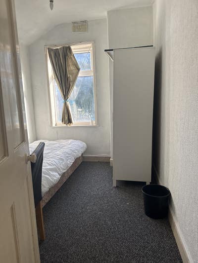 Double and single room available for females  Main Photo