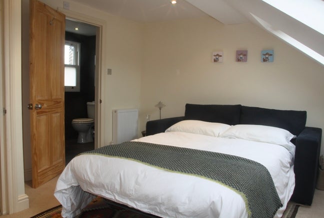 Bright, double en-suite loft room available  Main Photo