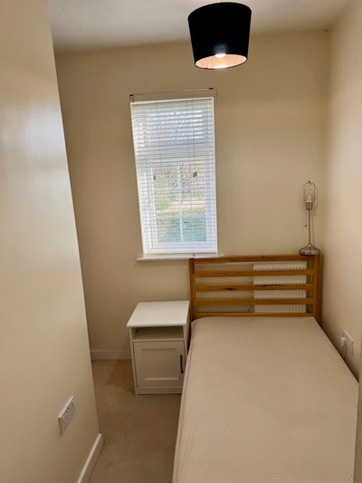 Small single  room mins walk from the station. Main Photo