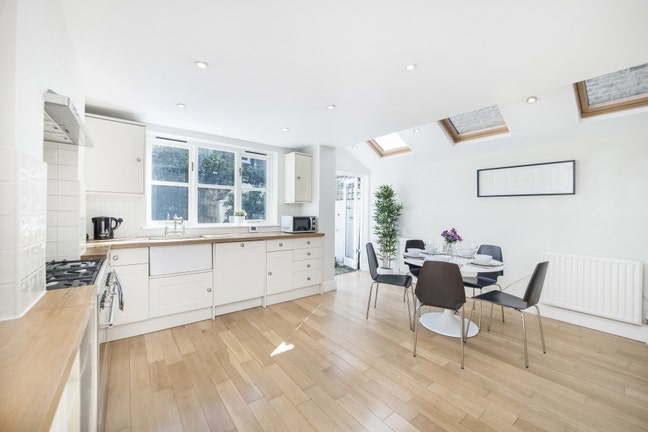 Bright Double Room in Friendly Professional House  Main Photo