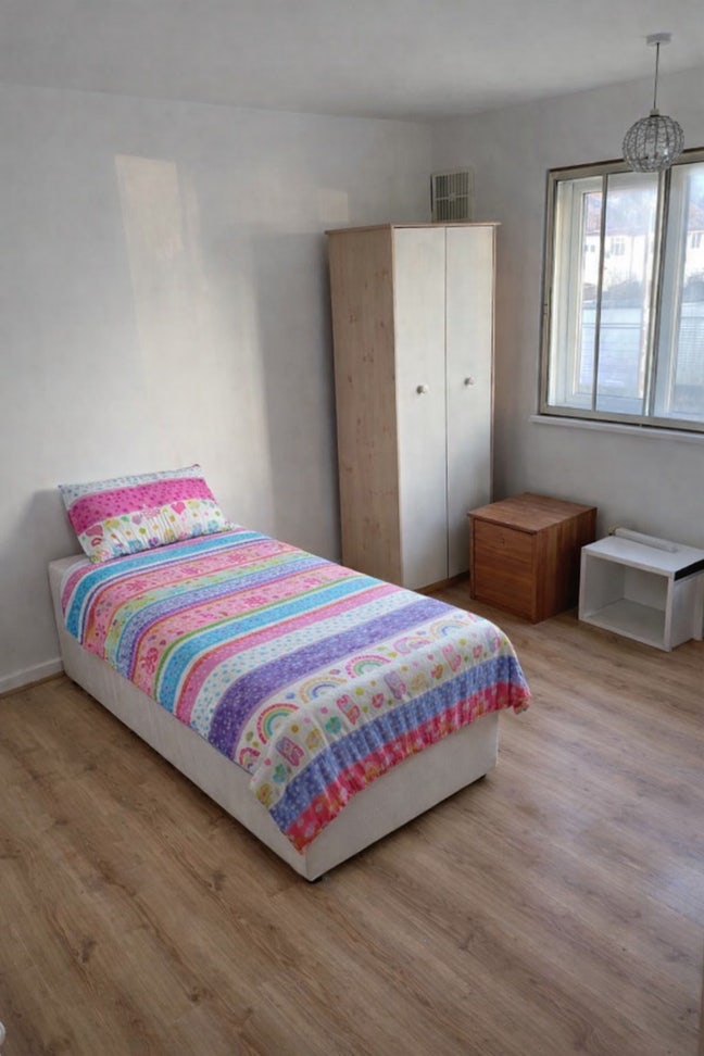 Single Bedroom to Let in a Clean House  Main Photo