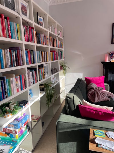 Cosy room in spacious new town flat Main Photo