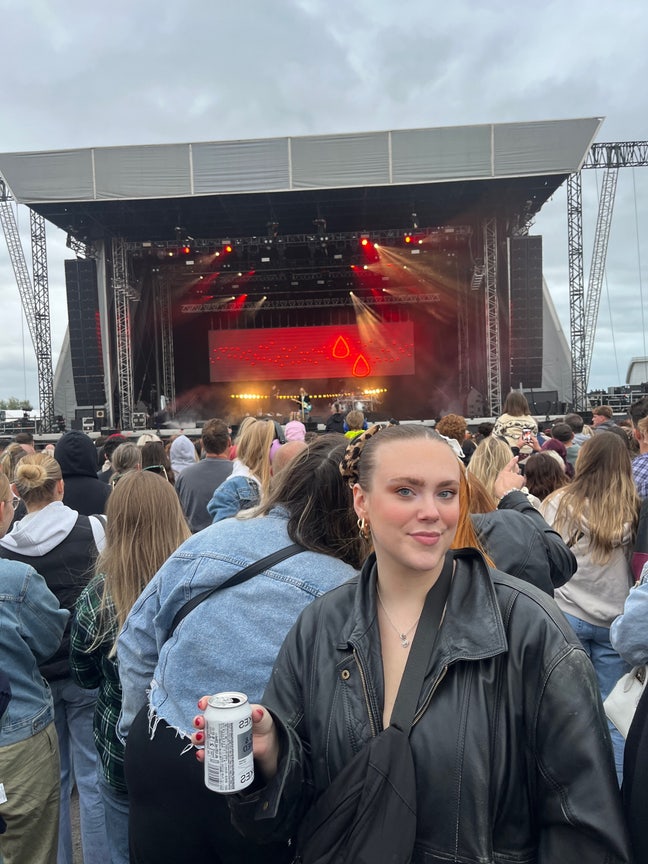 LOOKING FOR A ROOM OR BUDDY UPS Main Photo