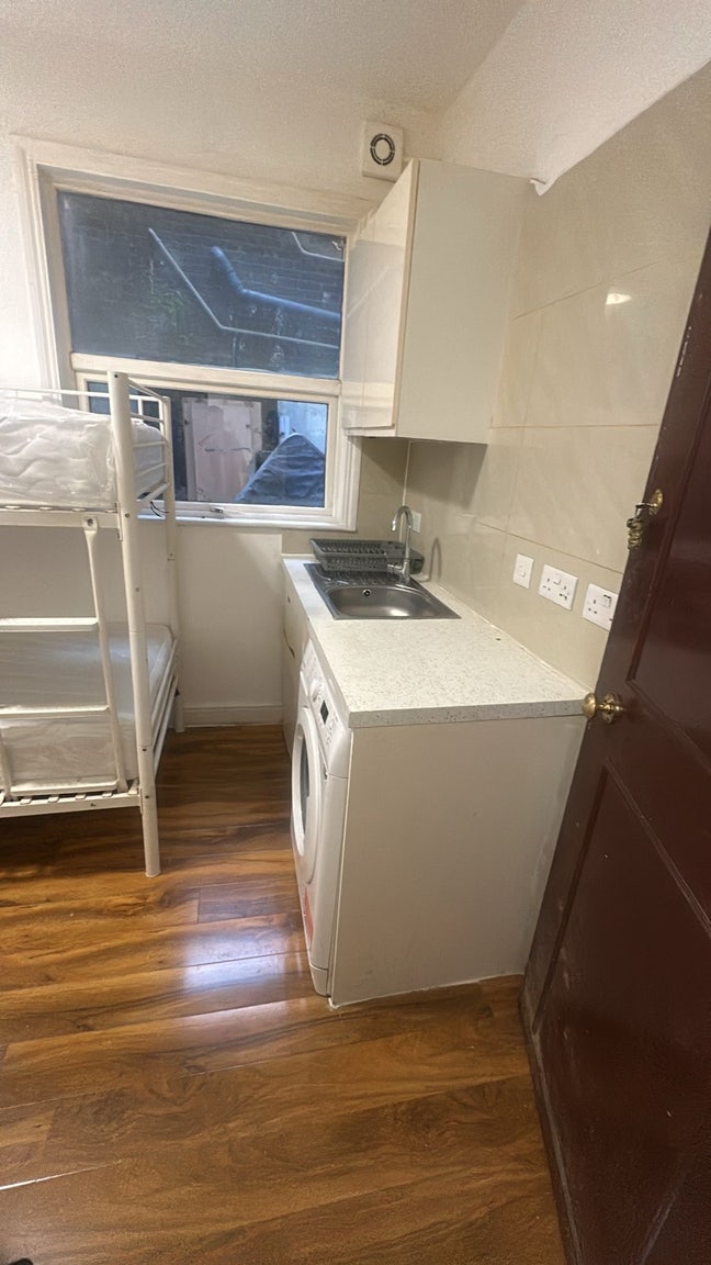 Cozy and Modern studio for single professional Main Photo