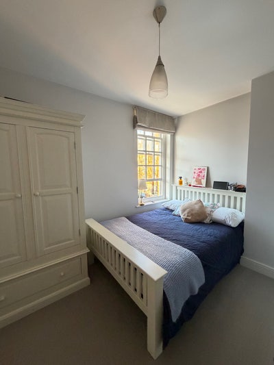 1 room available in 3 bedroom flat Main Photo