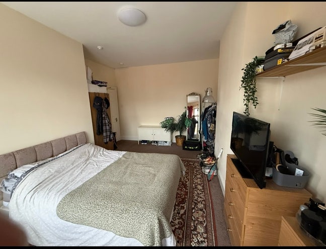 Huge Master Bedroom in Chorlton. Main Photo