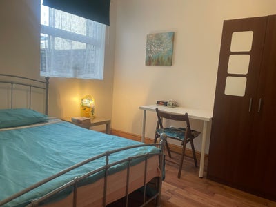 Room in EN1 with gym equipment in the living room Main Photo