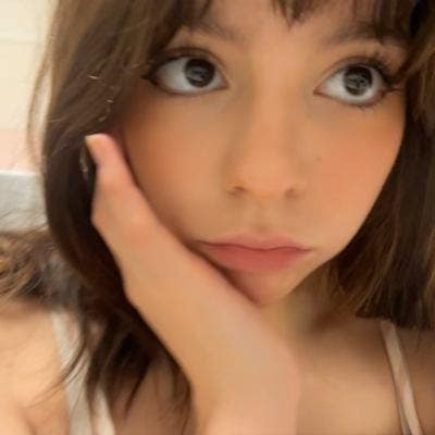 Female seeks a single or double room Main Photo