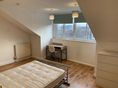 Large Room in 5 bedroom house on Burley Road Main Photo