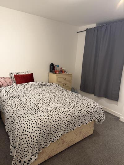 A room available in a two bedroom flat Main Photo