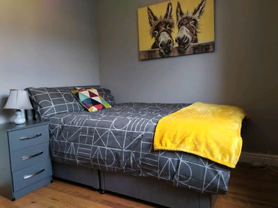 Modern Double Room Near Salford Royal Main Photo