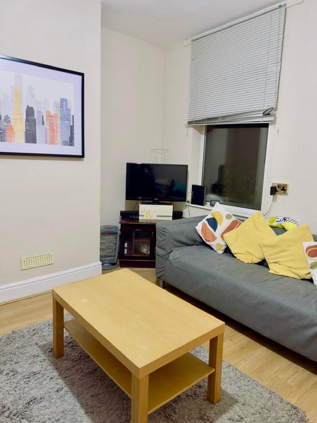 Double Bedroom in shared house Main Photo