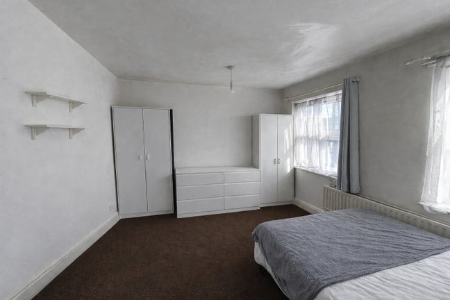 Double bedroom Surbiton Main Photo