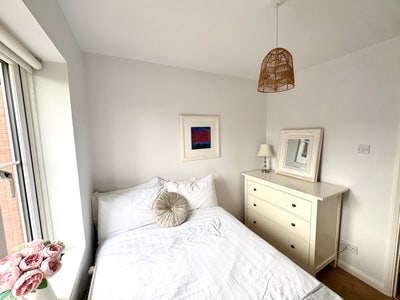 Room in the heart of Woodbridge  Main Photo