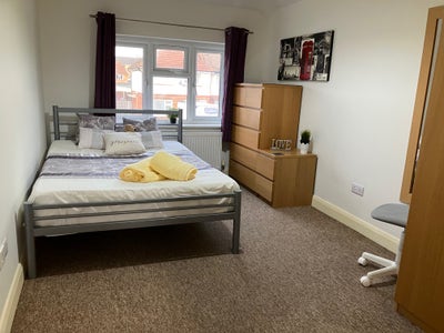 Large clean ensuite room in lovely house Main Photo