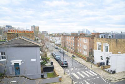 Newly Renovated Panoramic Room near London Fields Main Photo