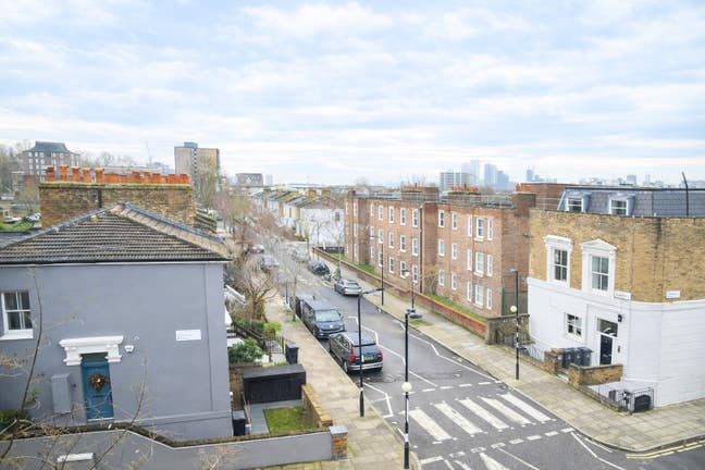 Newly Renovated Panoramic Room near London Fields Main Photo