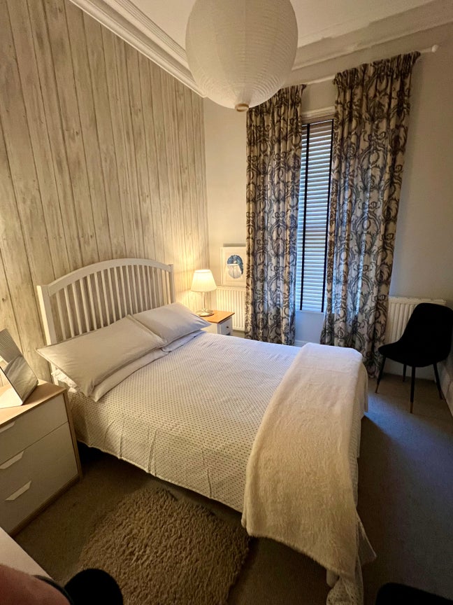 Double room in open plan flat Main Photo