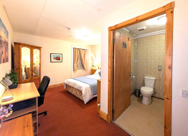 Stunning rooms for peaceful adults in ex-hotel Main Photo
