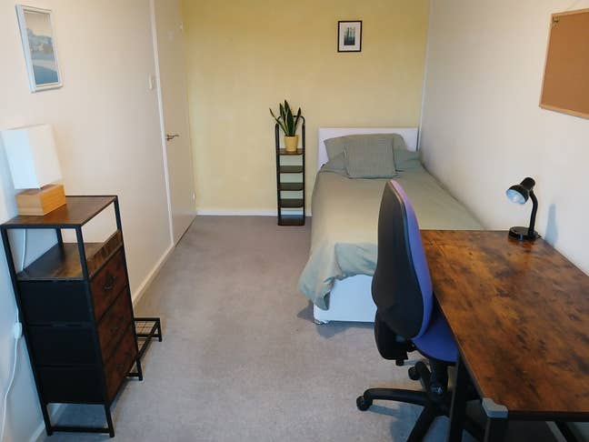 Room in three bedroom house living with homeowners Main Photo